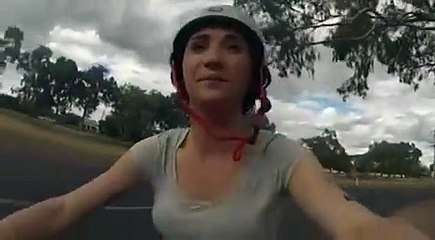 Un corbeau attaque à plusieurs reprise une cycliste paniquée qui hurle de peur