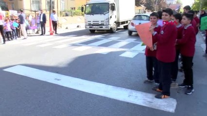 İstanbul'da öğrencilerden 'yaya güvenliği nöbeti'