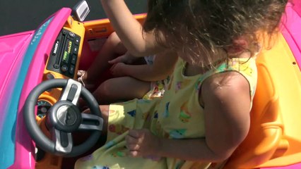 Apostando Corrida e Passeando no Carro   da Barbie