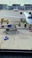 Des employés se demandent comment arrêter un véhicule fou sur le tarmac d’un aéroport