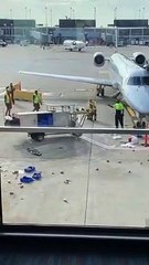 Des employés se demandent comment arrêter un véhicule fou sur le tarmac d’un aéroport