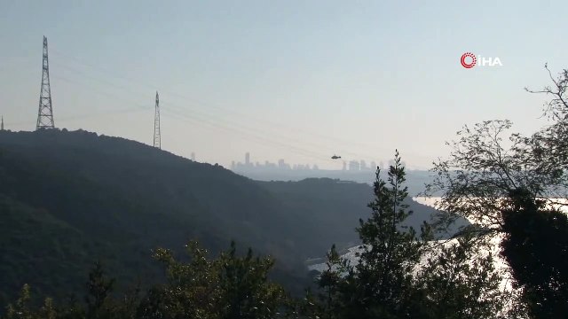 Beykoz Anadolu Kavağı'nda ormanlık alanda yangın çıktı. İtfaiyenin yangına müdahalesi sürerken aynı zamanda helikopterle de müdahale ediliyor.