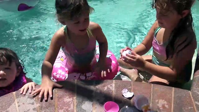 Brincadeira na Piscina e muita diversão com os brinquedos e Pula Pula da Hello Kitty