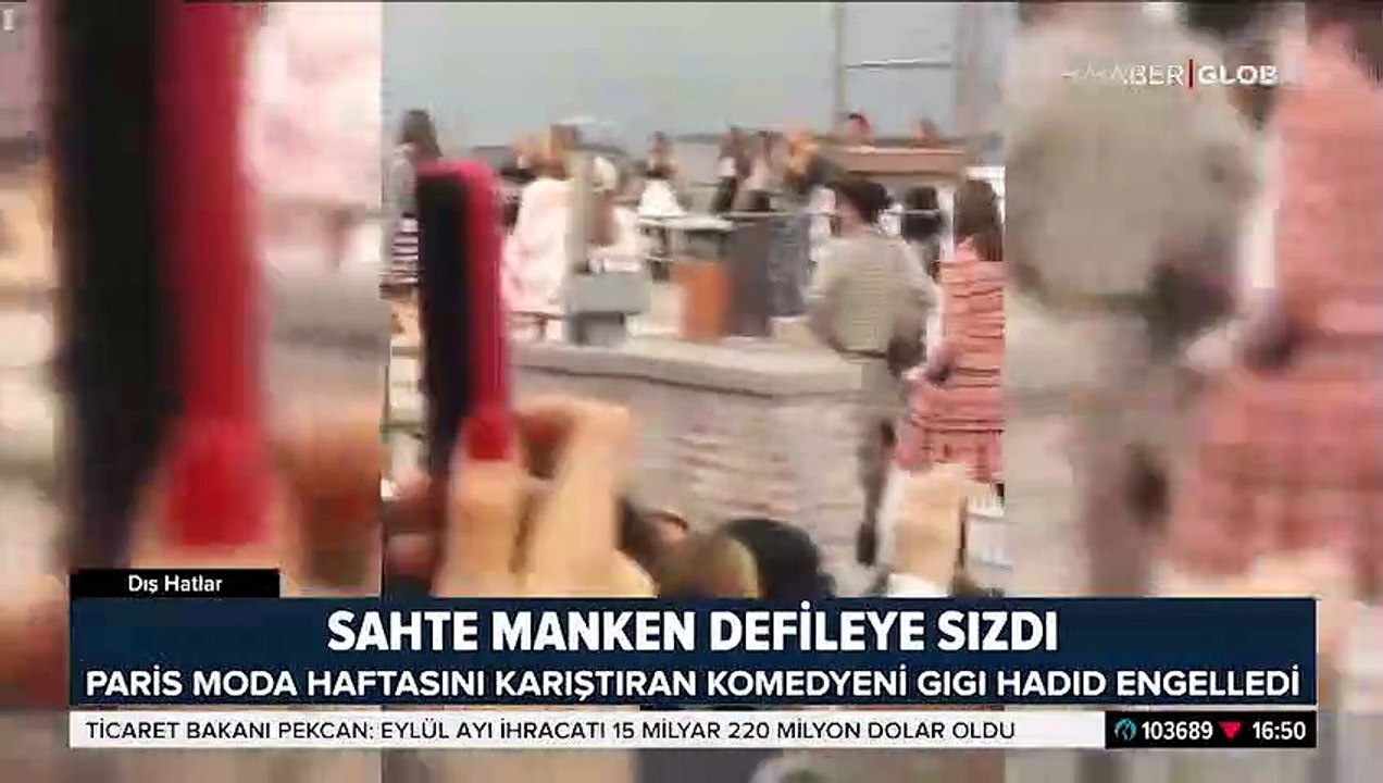 Sahte manken defileye sızdı