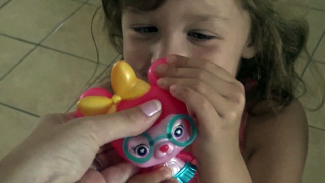 Brincando com Caixas de Papelão e Apresentando a Boneca Barbie e o Golfinho Mágico