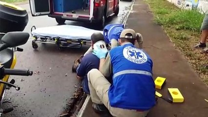 Motociclista é socorrido ao sofrer queda na Rua Machado de Assis