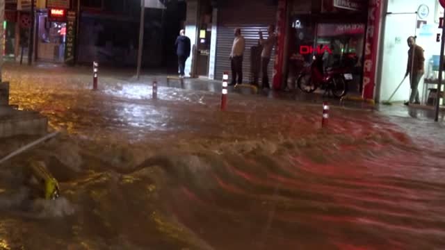 Balıkesir edremit'te şiddetli yağış yollar göle döndü, işyerlerini su bastı