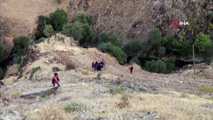 Otomobil uçuruma yuvarlandı: 2 yaralı