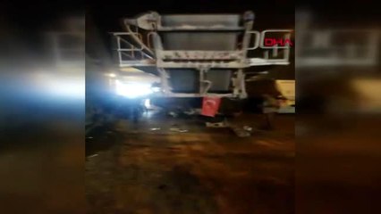 Çekmeköy'de iş makinası yüklü tır alt geçitte kaza yaptı