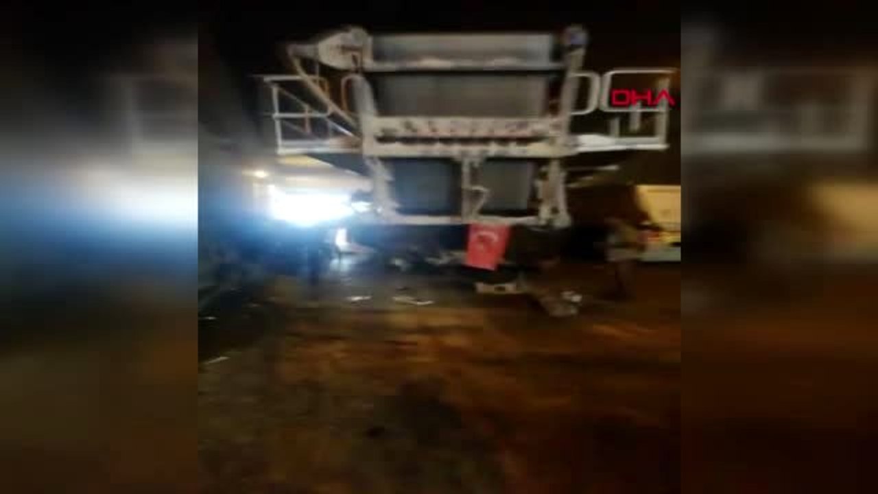Çekmeköy'de iş makinası yüklü tır alt geçitte kaza yaptı