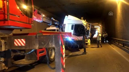 Çekmeköy'de bariyere çarpan tır trafiği aksattı