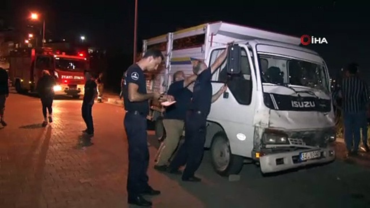 Freni boşalan kamyonetin çarptığı başka bir kamyonet yaklaşık 50 metre aşağı uçtu