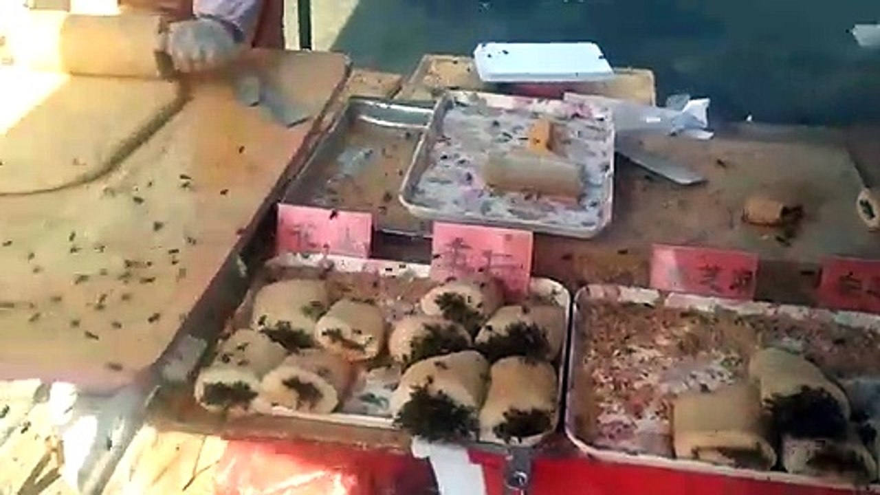 Les gateaux de ce vendeur de rue sont recouverts d'abeilles...