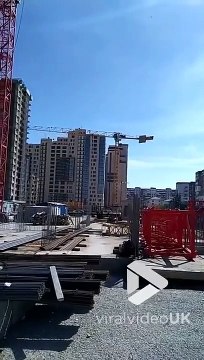Une grue tourne sur elle-même et devient incontrolable en plein chantier !