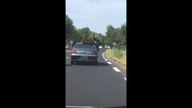 Ils transportent une table non attachée sur le toit d'une voiture en pleine autoroute