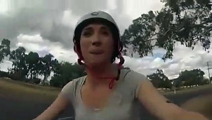 Cette cycliste se fait harceler par un corbeau très en colère