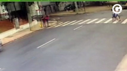 Vídeo mostra atropelamento de idoso em Colatina