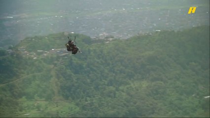 المغامر السعودي حسين الفقيه يحلق في سماء نيبال بالبراشوت في عيش الدور