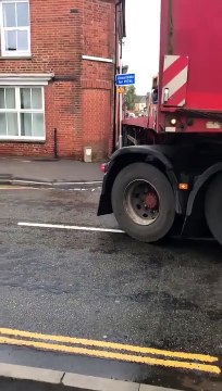 Ce camion remorque détruit le mur d'une maison dans un virage