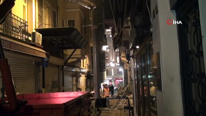 Beyoğlu’nda çökme tehlikesi sebebiyle boşaltılan tarihi binanın kolonları güçlendirildi