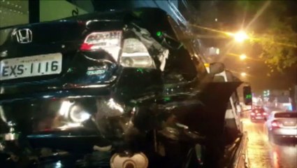 Colisão entre carros deixa o trânsito lento na Região Central