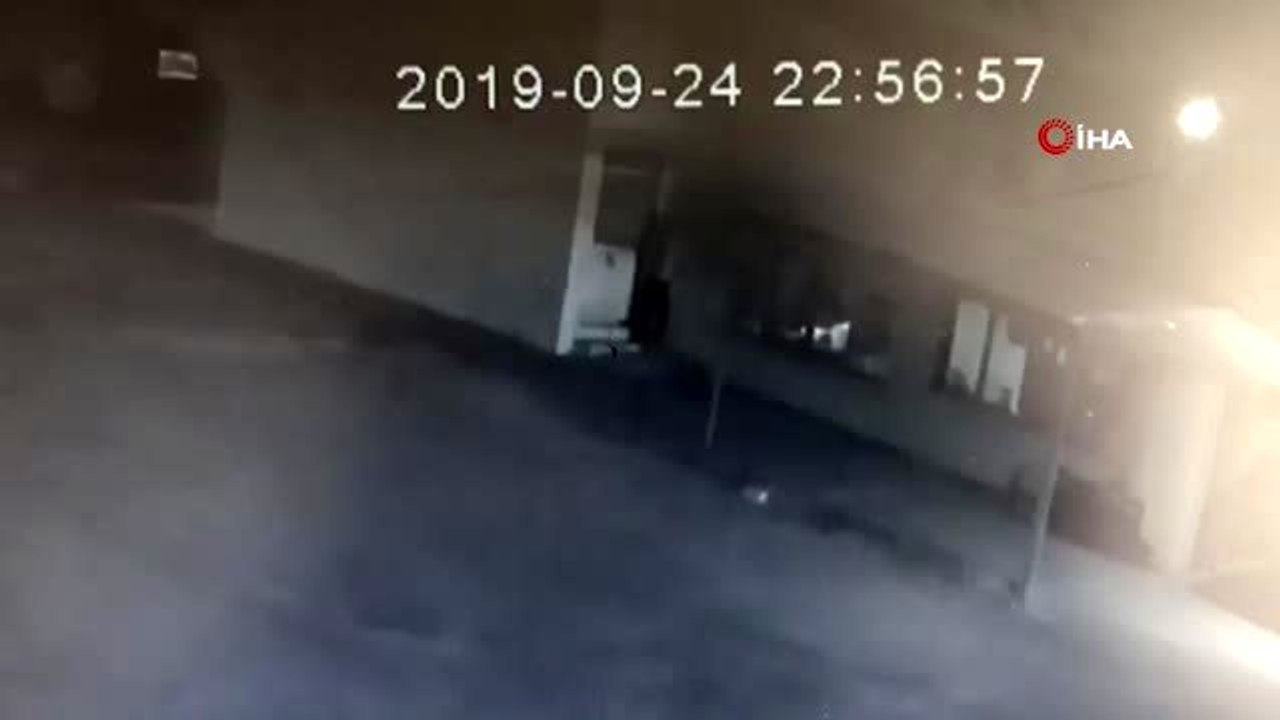 Kasayı çalamayınca sadaka kutusunu çaldılar...Hırsızlık zanlıları kamerada