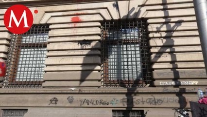 Vandalizan y hacen pintas en el Banco de Mexico
