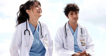 Mucize Doktor'un Nazlı'sı kırmızı süper mini elbisesiyle hayran bıraktı
