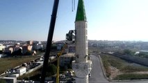 Hasar gören minarenin yıkımına başlandı
