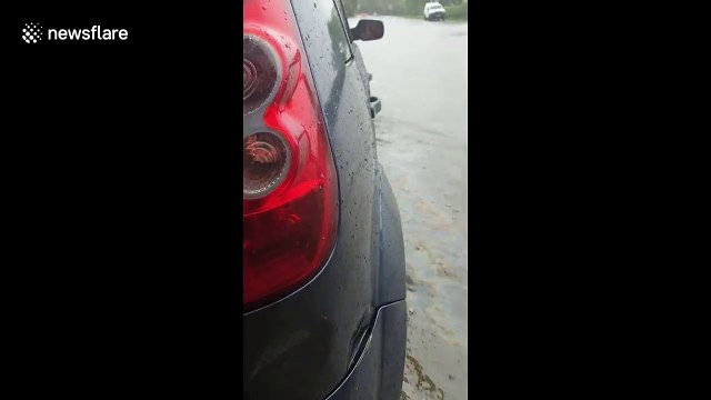 Il pousse la voiture à 1 main pour la sortir de l'inondation !