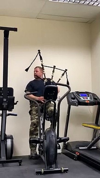 Vélo d'appartement en jouant de la cornemuse : gros entraînement à la salle de sport !