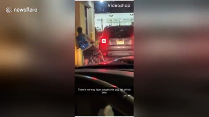 Drive In en vélo : il tombe plusieurs fois devant McDonalds