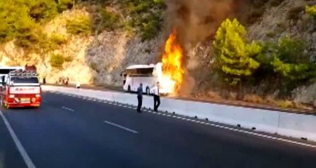 Yolcu otobüsü, yol kenarında cayır cayır yandı