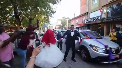 Turistler düğün konvoyunun önünü kesip çifti oyuna kaldırdı