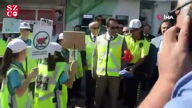 Bilecik Valisine Yaya Geçidi Nöbeti” etkinliğinde az kalsın araba çarpıyordu