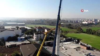 Arnavtköy'de depremde hasar gören caminin minaresi sökülüyor