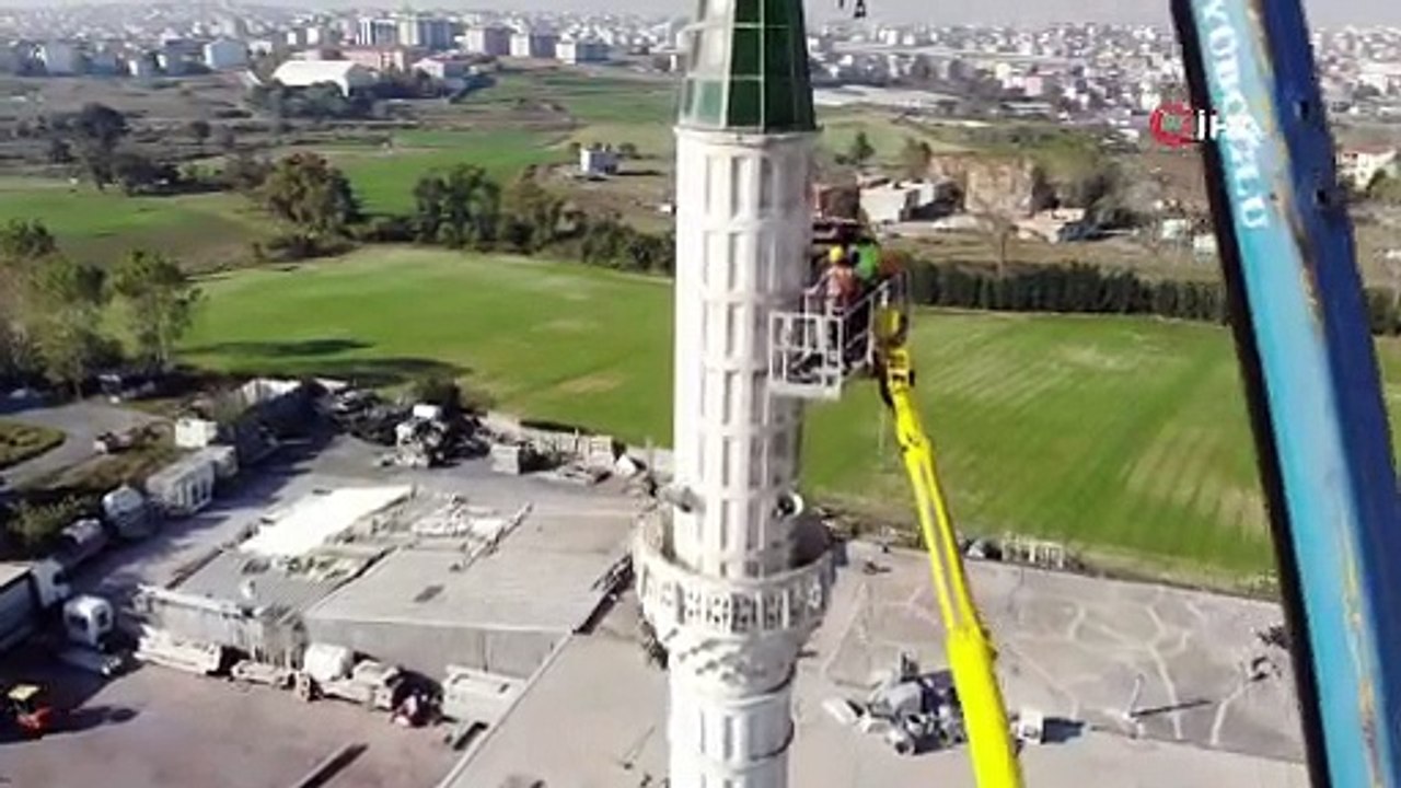 Arnavutköy'de depremde hasar gören caminin minaresi sökülüyor