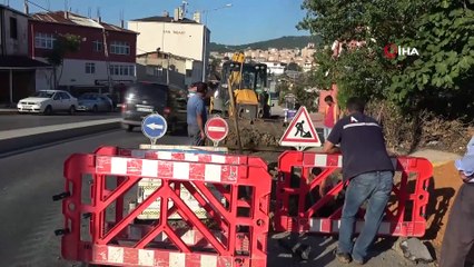 Çalışma esnasında su borusu patladı, tazyikli su binanın boyunu geçti