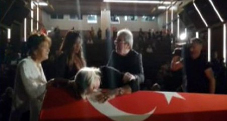 Hayatını kaybeden Tarık Ünlüoğlu'nun eşi Gülenay Kalkan, tabuta sarılarak gözyaşlarına boğuldu