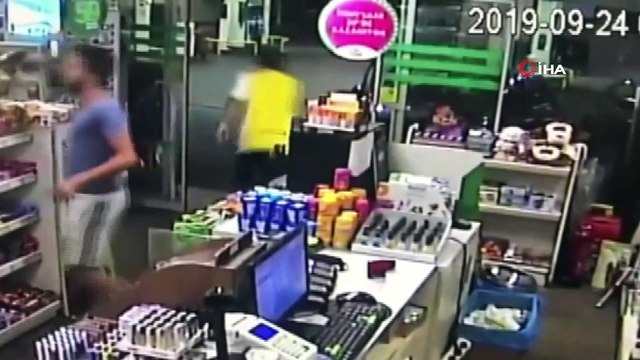 Trafikte kavga eden sürücüler benzin istasyonunda birbirine girdi