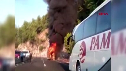 Muğla'da seyir halindeki yolcu otobüsü yandı-2