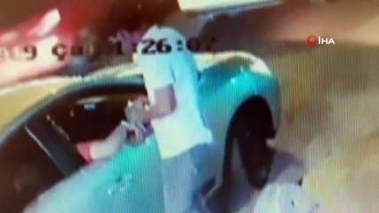 Kendilerine polis süsü vererek turisti gasp ettiler, arabadan atıp üzerinden geçtiler