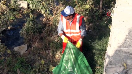 Mahkumlar tonlarca çöp topladı