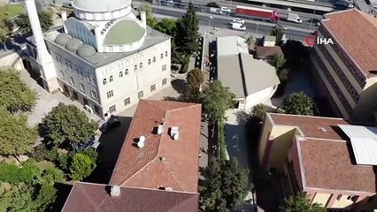 Minaresi yıkılan cami kapatıldı, vatandaşlar avlusunda oturmaya devam ediyor