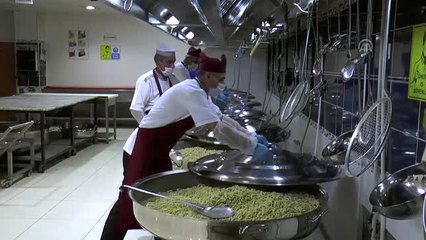 Kilometrelerce yol katederek öğrencilere sıcak yemek taşıyorlar (1) - VAN