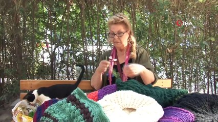 Ünlü Oyuncu Fatma Belgen, Sokak Hayvanları İçin Pazarda Bere Satıyor