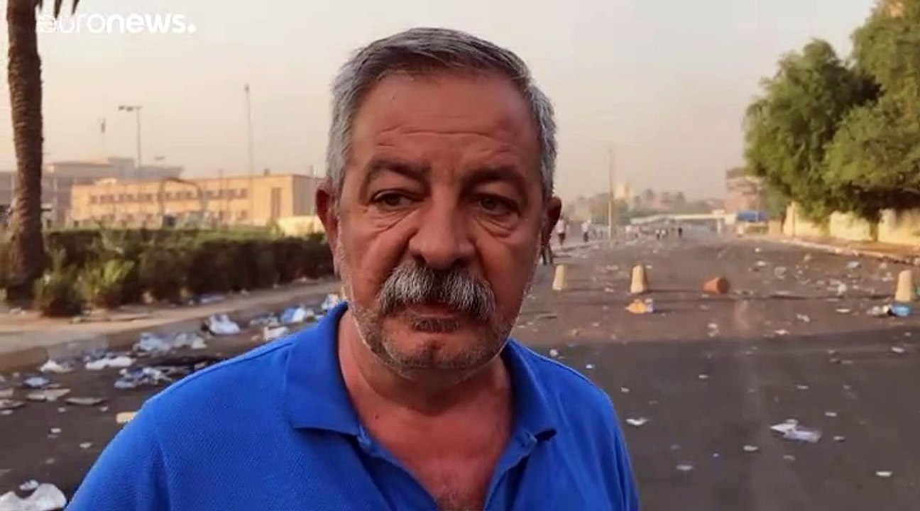 شاهد: العراقيون يتحدون حظر التجول وقوات الأمن تطلق الرصاص الحي والغاز المسيل للدموع