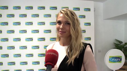 Patricia Montero enseña a gatear a su hija Laila