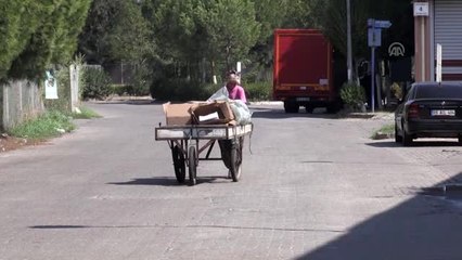 Ekmeğini karton toplayarak kazanıyor