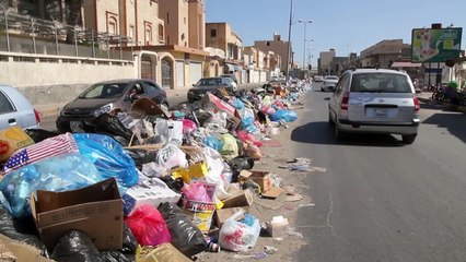 العاصمة الليبية تتحول الى مكب نفايات مع استمرار المعارك عند أطرافها
